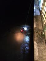 Giresun'da yaşanan sel felaketinde, köprü ayağında takılı kalan araçtaki vatandaşları kurtardı
